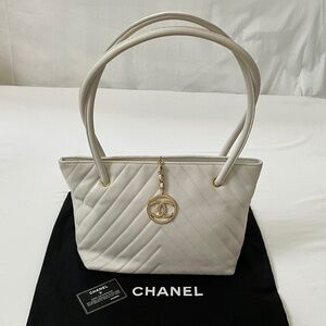CHANEL Vintage Caviar Chevron V Stitch Shoulder Bag Tote White